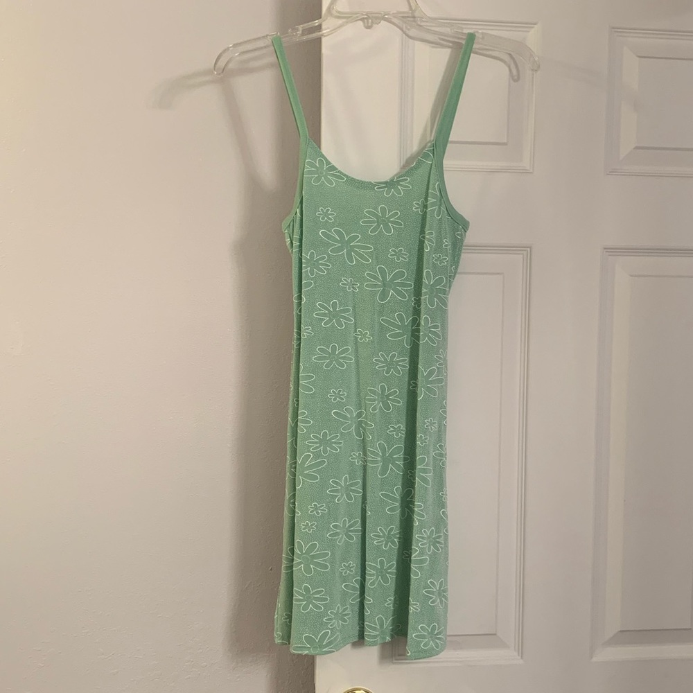Light Green with White Textured Flowers & Dots
90% Nylon & 10% Spandex
Size M